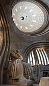 Blick auf die Tugendfigur Tapferkeit und die Reiterfiguren innerhalb der Kuppel  in der Ruhmeshalle, Völkerschlachtdenkmal, Leipzig, Sachsen, Deutschland, Europa