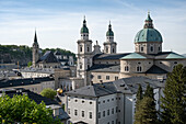 Blick auf den Dom zu Salzburg, Erzabtei / Stift St. Peter Salzburg und die Goldene Kugel, Österreich, Europa