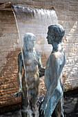 Brunnen Statuen im Garten für Verliebte in den Gärten von Schloss Trauttmansdorff, Meran, Südtirol, Italien, Europa