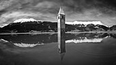 Der berühmte alte Kirchturm von Graun im Reschensee, Graun, Vinschgau, Südtriol, Alto Adige, Italien, Europa