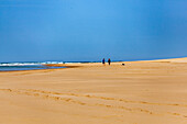 Europa, Portugal, Algarve, Amoreira Beach, Atlantikküste, Menschen am Strand