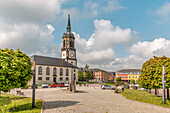 Stadtkirche und Silbermann Denkmal auf dem Marktplatz von Frauenstein, Sachsen, Deutschland