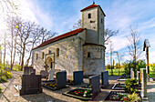 romanische Kirche St. Ulrich mit Friedhof in Ainau bei Geisenfeld in Oberbayern in Deutschland