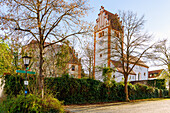 Rohrbacher Schloss und historische Wehrkirche St. Johann Baptist in Rohrbach in Oberbayern in Deutschland