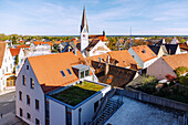 Ausblick von der Burg auf das Ortszentrum von Vohburg an der Donau mit Kirche St. Anton am Stadtplatz  in Oberbayern in Deutschland