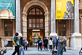 Touristen vor dem Eingang des Ägyptischen Museums, Turin, Piemont, Italien. Europa