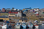Fischerboote im Hafen von Uummannaq, Nord-Groenland, Grönland
