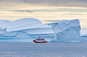 Touristenboot vor Eisbergen, Kangia Eisfjord, Disko-Bucht, UNESCO-Weltnaturerbe, West-Groenland, Groenland