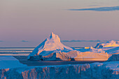 Eisberg im Morgenlicht, Kangia Eisfjord, Disko-Bucht, UNESCO-Weltnaturerbe, West-Groenland, Grönland