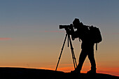 Fotograf im Sonnenuntergang, Kangia Eisfjord, Weltnaturerbe, Disko-Bucht, West-Groenland, Grönland