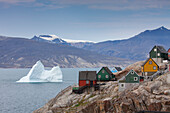 Bunte Häuser und Eisberge, Uummannaq, Nord-Groenland, Grönland