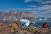 Bunte Haeuser und Eisberge, Uummannaq, Nord-Groenland, Grönland