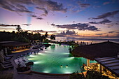 Beleuchteter Pool des Hilton Hotel Tahiti in der Abenddämmerung, Tahiti, Windward Islands, Französisch-Polynesien, Südpazifik