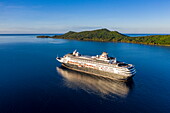 Luftaufnahme des Kreuzfahrtschiffes Vasco da Gama (nicko cruises) in der Lagune von Bora Bora, Leeward Islands, Französisch-Polynesien, Südpazifik