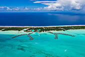 Luftaufnahme von Überwasserbungalows im InterContinental  Thalasso Spa Resort, Bora Bora, Leeward Islands, Französisch-Polynesien, Südpazifik