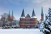 Holstentor im Schnee, Winter, Hansestadt Lübeck, Schleswig-Holstein, Deutschland
