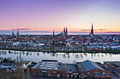 Blick auf die Altsadt und Kirchen von Luebeck bei Sonnenuntergang, Hansestadt Lübeck, Schleswig-Holstein, Deutschland