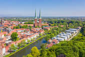 Blick auf die Altsadt und Kirchen von Luebeck, Hansestadt Lübeck, Schleswig-Holstein, Deutschland