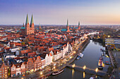 Abendlicher Blick auf die Altsadt und das Burgtor, Hansestadt Lübeck, Schleswig-Holstein, Deutschland
