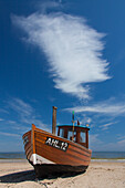 Fischerboot am Strand von Ahlbeck, Insel Usedom, Mecklenburg-Vorpommern, Deutschland
