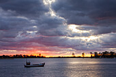 Fischerboot bei Sonnenuntergang, Insel Ummanz, Insel Rügen, Mecklenburg-Vorpommern, Deutschland