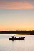 Fischerboot bei Sonnenuntergang, Insel Ummanz, Insel Rügen, Mecklenburg-Vorpommern, Deutschland