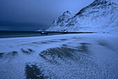 Dämmerung am Haukland Beach, Lofoten, Norwegen