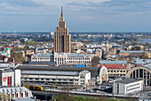 Akademie der Wissenschaften in der Moskauer Vorstadt, Stalinbau, auch Stalins Geburtstagstorte genannt, davor Zentralmarkt, Riga, Lettland