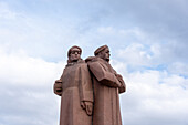 Denkmal der lettischen Schützen, steht vor dem Okkupationsmuseum, Riga, Lettland
