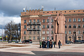 Denkmal der lettischen Schützen, steht vor dem Okkupationsmuseum, Riga, Lettland
