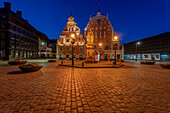 Schwarzhäupterhaus am Morgen zur blauen Stunde, Rathausplatz, rechts Okkupationsmuseum, Riga, Lettland