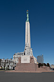 Freiheitsdenkmal, zeigt Milda, die drei goldene Sterne hält, Riga, Lettland