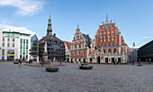Schwarzhäupterhaus, Rathausplatz mit Roland Statue, Kirchturm der Petrikirche, Riga, Lettland