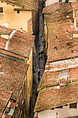 Detail einer schmalen Gasse im Stadtzentrum von oben gesehen, mittelalterliche Stadt Lucca, Toskana, Italien
