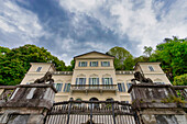 Historische Residenz mit Blick auf den Ortasee. Orta, Bezirk Novara, Piemont, Italien, Europa