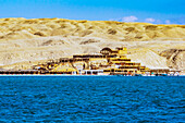 Ägypten, Rotes Meer, Hurghada, Insel Giftun, Blick auf die Orange Bay vor kahlen Wüstenbergen