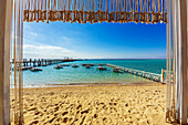 Ägypten, Rotes Meer, bei Hurghada, Insel Giftun, Blick auf den Strand in der Orange Bay, Tische im Wasser stehend