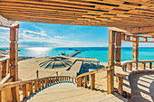 Ägypten, Rotes Meer, bei Hurghada, Insel Giftun, Blick auf den Strand in der Orange Bay, Strohdächer der Strandcafes