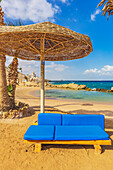 Liegestuhl am Strand, Bucht Sahl Hashish in der Nähe von Hurghada, Rotes Meer, Ägypten