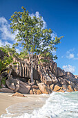 Mächtige Granitfelsen am Grand Anse Beach, La Digue, Seychellen, Indischer Ozean, Afrika