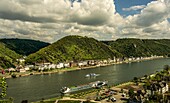Rheintal bei St. Goar und St. Goarshausen, Ausflugsschiffe, Burg Katz im Hintergrund, Oberes Mittelrheintal, Rheinland-Pfalz, Deutschland