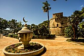 Spätmittelalterlicher Wehrturm Punta d'es Castellot im Garten der Seniorenresidenz Es Castellot, Santa Ponca, Mallorca, Spanien