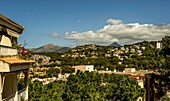 Villen- und Apartmentkolonie an der Costa de la Calma, im Hintergrund das Tramuntana-Gebirge, Santa Ponca, Mallorca; Spanien