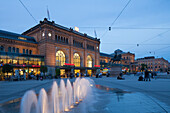 Bahnhof, Wasserspiele, Ernst-August-Platz, Abendstimmung, Hannover, Niedersachsen, Deutschland