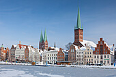  Obertrave, old town houses, St. Mary&#39;s Church, St. Petri Church, winter, Hanseatic City of Luebeck, Schleswig-Holstein, Germany 