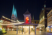Blick ueber den Weihnachtsmarkt auf den Kaak und die Marienkirche, Hansestadt Lübeck, UNESCO Weltkulturerbe, Schleswig-Holstein, Deutschland