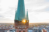 St. Petri-Kirche im Sonnenaufgang, Hansestadt Lübeck, Schleswig-Holstein, Deutschland