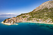 Stadtansicht und Strand von Igrane aus der Luft gesehen, Kroatien, Europa 