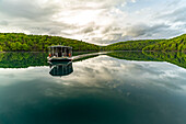 Elektrisches Touristen Boot auf dem grössten See Kozjak im Nationalpark Plitvicer Seen, Kroatien, Europa 