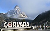 Corvara mit Blick auf Gipfel Sassongher, Skigebiet Sellaronda, Alta Badia, Südtirol, Italien